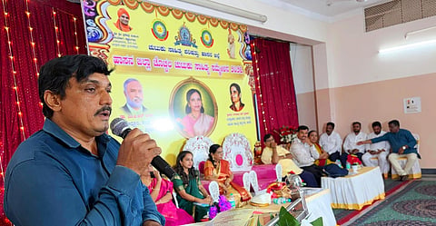 ಹಾಸನ ಜಿಲ್ಲಾ ಚುಟುಕು ಸಾಹಿತ್ಯ ಪರಿಷತ್ತು ನಗರದ ಎ.ವಿ.ಕೆ. ಕಾಲೇಜಿನ ಸಭಾಂಗಣದಲ್ಲಿ ಹಮ್ಮಿಕೊಂಡಿದ್ದ ಹಾಸನ ಜಿಲ್ಲಾ ಚುಟುಕು ಸಾಹಿತ್ಯ ಸಮ್ಮೇಳನದ ಅಂಗವಾಗಿ ಚುಟುಕು ಸಾಹಿತ್ಯ, ಬದುಕಿಗೆ ಲಾಲಿತ್ಯ ವಿಚಾರಗೋಷ್ಠಿಯ ಅಧ್ಯಕ್ಷತೆ ವಹಿಸಿ ಕೇಂದ್ರ ಕನ್ನಡ ಸಾಹಿತ್ಯ ವೇದಿಕೆಯ ರಾಜ್ಯಾಧ್ಯಕ್ಷ ಕೊಟ್ರೇಶ್ ಎಸ್.ಉಪ್ಪಾರ್ ಮಾತನಾಡಿದರು. ಡಾ.ರತ್ನಾ ಹಾಲಪ್ಪಗೌಡ, ಡಾ.ಎಚ್.ಆರ್.ಆದರ್ಶ, ಎಂ.ಎನ್.ಸುಂದರ್‌ರಾಜ್ ಇತರರಿದ್ದರು.