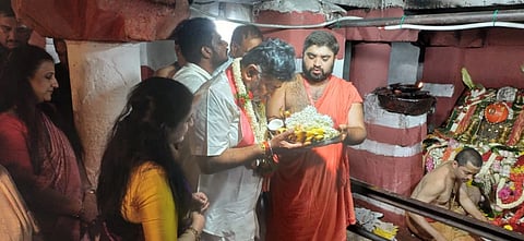 ಡಿ.ಕೆ. ಶಿವಕುಮಾರ್ ಅವರು ಪತ್ನಿ ಸಮೇತ ಹಾಸನಾಂಬೆಯ ದರ್ಶನ ಪಡೆದಿದ್ದ ದೃಶ್ಯ.