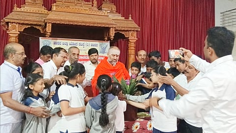 ಹಾಸನದ ಜಿಲ್ಲಾ ಯೋಗ ಸಂಸ್ಥೆಯಿಂದ ಏರ್ಪಡಿಸಿದ್ದ 6ನೇ ವರ್ಷದ ಜಿಲ್ಲಾಮಟ್ಟದ ಯೋಗಾಸನ ಸ್ಪರ್ಧೆಯನ್ನು ಶ್ರೀ ಶಂಭುನಾಥ ಸ್ವಾಮೀಜಿ ಉದ್ಘಾಟಿಸಿದರು. ಯೋಗ ಸಂಸ್ಥೆಯ ಅಧ್ಯಕ್ಷ ಕೃಷ್ಣಪ್ಪ, ಉಪಾಧ್ಯಕ್ಷ ರಾಮಜೊಯಿಸ್, ಪ್ರಧಾನ ಕಾರ್ಯದರ್ಶಿ ನಿರಂಜನ ರಾಜ್, ಸಹಕಾರ್ಯದರ್ಶಿ ಮನೋಹರ್ ಇತರರಿದ್ದರು.