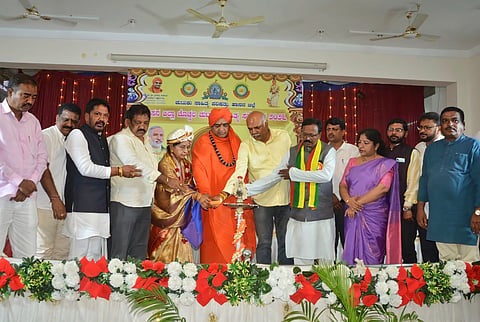 ಹಾಸನ ನಗರದ ಎವಿಕೆ ಕಾಲೇಜು ಸಭಾಂಗಣದಲ್ಲಿ ಹಾಸನ ಜಿಲ್ಲಾ ಚುಟುಕು ಸಾಹಿತ್ಯ ಪರಿಷತ್ ವತಿಯಿಂದ ಭಾನುವಾರ ಆಯೋಜಿಸಿದ್ದ ಜಿಲ್ಲಾ ಚುಟುಕು ಸಾಹಿತ್ಯ ಸಮ್ಮೇಳನವನ್ನು ಗಣ್ಯರು ಉದ್ಘಾಟಿಸಿದರು. ಡಾ.ಶ್ರೀ ತ್ರಿನೇತ್ರ ಮಹಾಂತ ಶಿವಯೋಗಿ ಸ್ವಾಮೀಜಿ, ಲೀಲಾದೇವಿ ಆರ್.ಪ್ರಸಾದ್, ಶ್ರೇಯಸ್ ಎಂ.ಪಟೇಲ್, ಎಚ್.ಪಿ.ಸ್ವರೂಪ್, ಶಿವಾನಂದ ತಗಡೂರು, ರವಿ ನಾಕಲಗೂಡು, ಬಾ.ನಂ.ಲೋಕೇಶ್ ಇತರರಿದ್ದರು.