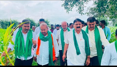 ಹಾಸನ ತಾಲೂಕಿನ ಮೊಸಳೆ ಹೊಸಹಳ್ಳಿ ಗ್ರಾಮದಲ್ಲಿ ಬಿಜೆಪಿ ರಾಜ್ಯ ನಾಯಕರ ತಂಡ ಬರ ಅಧ್ಯಯನ ನಡೆಸಿತು. ಈ ಸಂದರ್ಭ ರೈತ ಮಹಿಳೆಯರು ನೋವು ತೋಡಿಕೊಂಡರು. ಶಾಸಕ ಸುನೀಲ್ ಕುಮಾರ್, ಅರಗ ಜ್ಞಾನೇಂದ್ರ ಇತರರು ಇದ್ದರು.