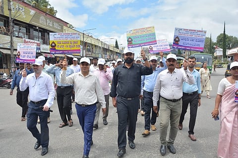 ಜಿಲ್ಲಾಧಿಕಾರಿ ಕಚೇರಿ ಆವರಣದಲ್ಲಿ ಭಾರತ ಚುನಾವಣಾ ಆಯೋಗ, ಜಿಲ್ಲಾಡಳಿತ, ಜಿಲ್ಲಾ ಪಂಚಾಯಿತಿ, ಮಹಾನಗರ ಪಾಲಿಕೆ, ಆಶ್ರಯದಲ್ಲಿ ಮತದಾರರ ಪಟ್ಟಿ  ವಿಶೇಷ ಸಮಗ್ರ ಪರಿಷ್ಕರಣೆಗೆ ಚಾಲನೆ ನೀಡಲಾಯಿತು. ಸಿಇಒ ಶುಭಂ ಶುಕ್ಲ,  ಅಪರ ಜಿಲ್ಲಾಧಿಕಾರಿ ಜಗದೀಶ್ ಗಂಗಣ್ಣನವರ್, ಉಪ ಅರಣ್ಯ ಸಂರಕ್ಷಣಾ ಅಧಿಕಾರಿ ಸೌರಭ್‌ಕುಮಾರ್,  ಚಂದ್ರಶೇಖರ್, ತಹಸೀಲ್ದಾರ್ ಗೀತಾ,  ಮಹಾನಗರ ಪಾಲಿಕೆಯ ಆಯುಕ್ತರಾದ ಕೃಷ್ಣಮೂರ್ತಿ ಇತರರಿದ್ದರು.