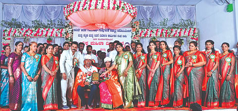 ಬೀಡಿ ಗ್ರಾಮದಲ್ಲಿ ಹಮ್ಮಿಕೊಂಡಿದ್ದ ವಿಶ್ವ ಮಹಿಳಾ ದಿನಾಚರಣೆ ಕಾರ್ಯಕ್ರಮದಲ್ಲಿ ಶಾಸಕ ವಿಠ್ಠಲ ಹಲಗೇಕರ ದಂಪತಿಯನ್ನು ಸನ್ಮಾನಿಸಲಾಯಿತು. ವಿಠ್ಠಲ ಹಿಂಡಲ್ಕರ, ಶಿವಾ ಬಾಗವಾಡಕರ, ದೀಪಾ ಪಾಟೀಲ, ಡಾ.ಮಂಜುಳಾ ಸವದತ್ತಿ ಇತರರಿದ್ದರು.