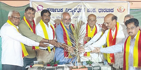 ಹಲಸಿ ಗ್ರಾಮದ ನರಸಿಂಹಸ್ವಾಮಿ ದೇವಸ್ಥಾನದಲ್ಲಿ ಹಮ್ಮಿಕೊಂಡಿದ್ದ ಕವಿಗೋಷ್ಠಿ ಮತ್ತು ಉಪನ್ಯಾಸ ಕಾರ್ಯಕ್ರಮವನ್ನು ಗಣ್ಯರು ಉದ್ಘಾಟಿಸಿದರು. ಶಂಕರ ಹಲಗತ್ತಿ, ಡಾ.ಎಚ್.ಬಿ.ಕೋಲಕಾರ, ಪ್ರದೀಪ ಪಾರಿಪತ್ತೇದಾರ ಇತರರಿದ್ದರು.