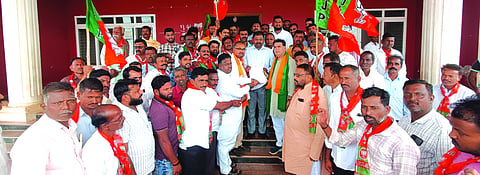  ಚನ್ನಮ್ಮನ ಕಿತ್ತೂರು ತಹಸೀಲ್ದಾರ್ ಕಲಗೌಡ ಪಾಟೀಲ ಅವರಿಗೆ ಮಾಜಿ ಶಾಸಕ ಮಹಾಂತೇಶ ದೊಡಗೌಡರ ಮನವಿ ಸಲ್ಲಿಸಿದರು. ಶ್ರೀಕಾರ ಕುಲಕರ್ಣಿ, ಬಸವರಾಜ ಮಾತನವರ, ಬಸವನಗೌಡ ಸಿದ್ರಾಮನಿ, ವಿಜಯಕುಮಾರ ಶಿಂಧೆ ಇತರರಿದ್ದರು.
