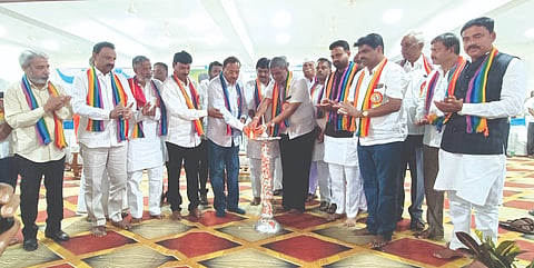 ಚನ್ನಮ್ಮನ ಕಿತ್ತೂರಿನಲ್ಲಿ ಹಮ್ಮಿಕೊಂಡಿದ್ದ ಅಭಿನಂದನಾ ಸಮಾರಂಭವನ್ನು ಬಿಡಿಸಿಸಿ ಬ್ಯಾಂಕ್​ ಅಧ್ಯ ಅಣ್ಣಾಸಾಹೇಬ ಜೊಲ್ಲೆ ಉದ್ಘಾಟಿಸಿದರು. ಶಾಸಕರಾದ ಬಾಲಚಂದ್ರ ಜಾರಕಿಹೊಳಿ, ಬಾಬಾಸಾಹೇಬ ಪಾಟೀಲ ಹಾಗೂ ವಿಪ ಸದಸ್ಯ ಚನ್ನರಾಜ ಹಟ್ಟಿಹೊಳಿ, ಡಾ.ಬಸವರಾಜ ಪರವಣ್ಣವರ, ರಾಜು ಕಾಗೆ, ನಾನಾಸಾಹೇಬ ಪಾಟೀಲ ಇತರರಿದ್ದರು.