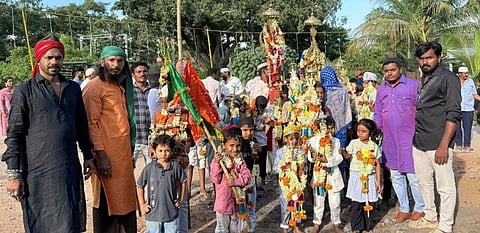 ಕಿಕ್ಕೇರಿ ಸಮೀಪದ ಮಂದಗೆರೆ ಗ್ರಾಮದಲ್ಲಿ  ಇತ್ತೀಚೆಗೆ ಜರುಗಿದ ಮೊಹರಂ(ಬಾಬಯ್ಯ) ಹಬ್ಬದಲ್ಲಿ ಮುಸ್ಲಿಮರು ಹಸೆನ್ ಹಾಗೂ ಹುಸೇನ್ ಪಂಜಗಳಿಗೆ ಪೂಜಿಸಿ ಶ್ರದ್ಧಾಭಕ್ತಿ ಮೆರೆದರು.  