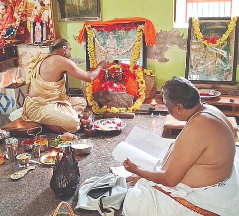 ಕಿಕ್ಕೇರಿಯಲ್ಲಿ ವಿಪ್ರಬಾಂಧವ ಸಮಿತಿಯವರು ಇತ್ತೀಚೆಗೆ ಹಮ್ಮಿಕೊಂಡಿದ್ದ ಶಂಕರ ಸಪ್ತಾಹದಲ್ಲಿ ಶಂಕರ ಪಾದುಕೆ, ಶಿಲೆಗೆ ಪೂಜೆ ಸಲ್ಲಿಸಿದರು. ಅನಿಲ್ ಶಾಸ್ತ್ರಿ, ಕೆ.ಬಿ.ವೆಂಕಟೇಶ್ ಮತ್ತಿತರರಿದ್ದರು. 