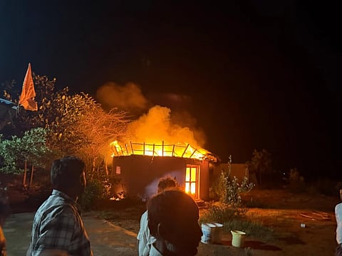 ಸಿಡಿಲಿನಿಂದ ಯಾದಗಿರಿ ಜಿಲ್ಲೆ ಮುದನೂರಿನ ಕೋರಿಸಿದ್ದೇಶ್ವರ ಶಾಖಾ ಮಠದಲ್ಲಿ ಹೊತ್ತಿಕೊಂಡಿರುವ ಬೆಂಕಿ.