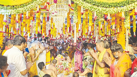 ಗುರುಪೂರ್ಣಿಮೆ ನಿಮಿತ್ತ ಅಫಜಲಪುರ ತಾಲೂಕಿನ ದೇವಲಗಾಣಗಾಪುರದ ನಿರ್ಗುಣ ಮಠದಲ್ಲಿ ಶ್ರೀ ಗುರು ದತ್ತಾತ್ರೇಯ ಮಹಾರಾಜರ ಸುವರ್ಣ ಪಾದುಕೆಗಳಿಗೆ ಅರ್ಚಕರು ಬುಧವಾರ ವ್ಯಾಸ ಪೂಜೆ ಸಲ್ಲಿಸಿದರು.