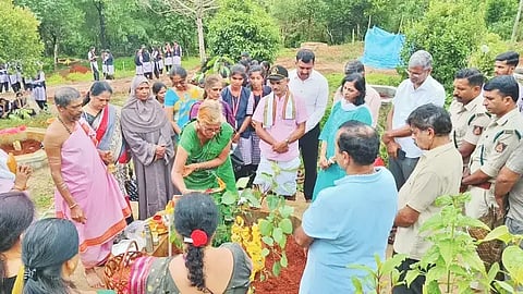ಕಳಸ ಸರ್ಕಾರಿ ಪ್ರಥಮ ದರ್ಜೆ ಕಾಲೇಜಿನ ಆವರಣದಲ್ಲಿ ನಕ್ಷತ್ರ ಉದ್ಯಾನವನ್ನು ಉದ್ಘಾಟಿಸಲಾಯಿತು. ಡಾ. ಜಾನಕಿ ಸುಂದರೇಶ್,  ರಾಜೇಂದ್ರ ಹೆಬ್ಬಾರ್ ಹಿತ್ತಲಮಕ್ಕಿ, ವಿನಯ ಕುಮಾರ್ ಶೆಟ್ಟಿ, ಪ್ರೇಮ್ ಕುಮಾರ್, ಹರೀಶ್ ಇತರರಿದ್ದರು.