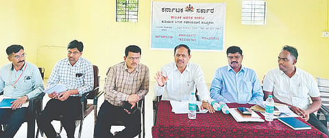 ಕನಕಗಿರಿ ತಾಪಂ ಸಭಾಂಗಣದಲ್ಲಿ ಆಯೋಜಿಸಿದ್ದ ಕುಡಿವ ನೀರಿನ ಟಾಸ್ಕ್‌ಫೋರ್ಸ್ ಸಭೆಯಲ್ಲಿ ನೋಡಲ್ ಅಧಿಕಾರಿ ಕ್ಯಾ.ಮಹೇಶ ಮಾಲಗಿತ್ತಿ ಮಾತನಾಡಿದರು. ಜಿಪಂ ಉಪಕಾರ್ಯದರ್ಶಿ ಕೃಷ್ಣಮೂರ್ತಿ, ತಹಸೀಲ್ದಾರ್ ವಿಶ್ವನಾಥ ಮುರುಡಿ, ತಾಪಂ ಇಒ ರಾಜಶೇಖರ, ಸಿಡಿಪಿಒ ವಿರೂಪಾಕ್ಷಿ ಇತರರಿದ್ದರು.