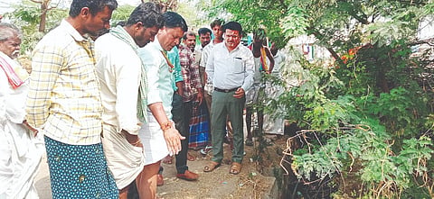 ಕನಕಗಿರಿ ತಾಲೂಕಿನ ಕಲಕೇರಿ ಗ್ರಾಮಕ್ಕೆ ತಹಸೀಲ್ದಾರ್ ವಿಶ್ವನಾಥ ಮುರುಡಿ, ತಾಪಂ ಇಒ ರಾಜಶೇಖರ ಭೇಟಿ ನೀಡಿ ಮುಚ್ಚಿಹೋದ ಚರಂಡಿಗಳನ್ನು ಪರಿಶೀಲಸಿದರು.