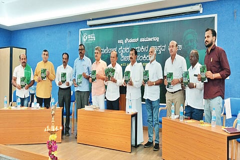 ಕೊಪ್ಪದಲ್ಲಿ ಆಯೋಜಿಸಿದ್ದ ಮಲೆನಾಡ ರೈತರ ಬದುಕಿನ ವಾಸ್ತವ ಚಿತ್ರಣ ವಿಚಾರ ಸಂಕಿರಣದಲ್ಲಿ ಮಲೆನಾಡ ರೈತರ ಬದುಕಿನ ವಾಸ್ತವ ಚಿತ್ರಣ ಕಿರು ಹೊತ್ತಿಗೆ ಬಿಡುಗಡೆಗೊಳಿಸಲಾಯಿತು.