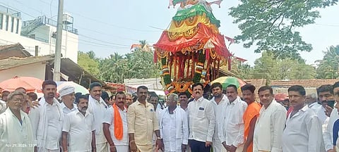 ಗುಳ್ಳದಮನೆ ಗ್ರಾಮದ ಶ್ರೀ ಗಿರಿಸಿದ್ದೇಶ್ವರ ಸ್ವಾಮಿಯ ಬ್ರಹ್ಮರಥೋತ್ಸವ ವಿಜೃಂಭಣೆಯಿಂದ ನಡೆಯಿತು. ಮಾಜಿ ಶಾಸಕ ಡಿ.ಎಸ್.ಸುರೇಶ್, ವಸಂತಕುಮಾರ್, ಎಲ್.ವಿ.ಓಂಕಾರಣ್ಣ, ಸಿದ್ದಪ್ಪ, ಭೈರಪ್ಪ ಹಾಗೂ ದೇವಾಲಯ ಸಮಿತಿ ಪದಾಧಿಕಾರಿಗಳು ಇದ್ದರು.