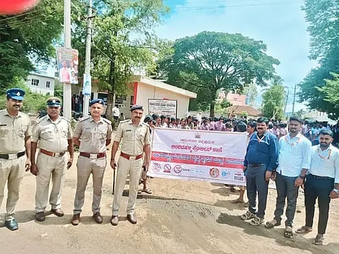 ಲಿಂಗದಹಳ್ಳಿಯಲ್ಲಿ ನಡೆದ ಮಾದಕ ವ್ಯಸನ ವಿರೋಧಿ ಜಾಥಾದಲ್ಲಿ ರಾಜಕುಮಾರ್ ಉಕ್ಕಲಿ, ಮಂಜುಳಾಬಾಯಿ, ಬಿ.ವಿ.ಗಿರೀಶ್, ಪ್ರಕಾಶ್, ವಿನೋದ್ ಚೌಹಾಣ್, ನಾಗರಾಜ್, ಶೋಭರಾಜ್ ಇತರರಿದ್ದರು.