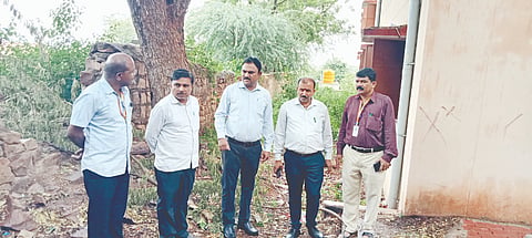 ಕೊಳವಿ ಸರ್ಕಾರಿ ಪ್ರೌಢಶಾಲೆಗೆ ತಾಪಂ ಇಒ ಪರಶುರಾಮ ಸ್ತೆ ಭೇಟಿ ನೀಡಿ ಪರಿಶೀಲಿಸಿದರು. ಸಂಜೀವಕುಮಾರ ಜೋತಾವರ, ಅಶೋಕ ಮಲಬನ್ನವರ ಇತರರಿದ್ದರು.