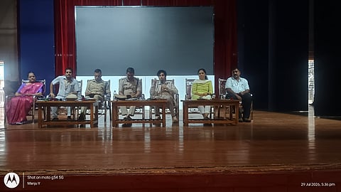  ಬೆಳಗಾವಿ ಕುಮಾರ ಗಂಧರ್ವ ಕಲಾ ಮಂದಿರದಲ್ಲಿ ಬುಧವಾರ  ನಡೆದ ಪೊಲೀಸ್ ಹುದ್ದೆಗಳ ನೇಮಕಾತಿ ಪರೀಕ್ಷಾ ಪೂರ್ವ ಸಿದ್ಧತಾ ಸಭೆಯಲ್ಲಿ ಮೊಹಮ್ಮದ ರೋಷನ್ ಮಾತನಾಡಿದರು. ಕೆ. ರಾಮರಾಜನ, ಭೂಷಣ ಬೊರಸೆ ಇತರರಿದ್ದರು.