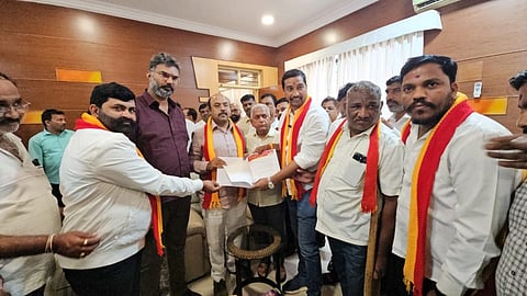 ಬೆಳಗಾವಿ ಪ್ರವಾಸಿ ಮಂದಿರದಲ್ಲಿ ಸಚಿವ ಡಾ.ಯತೀಂದ್ರ ಸಿದ್ದರಾಮಯ್ಯಗೆ ಕರವೇ ಕಾರ್ಯಕರ್ತರು ಮನವಿ ಸಲ್ಲಿಸಿದರು. ದೀಪಕ ಗುಡಗನಟ್ಟಿ, ಸುರೇಶ ಗವನ್ನವರ,ಗಣೇಶ ರೋಕಡೆ, ಹೊಳೆಪ್ಪ ಸುಲದಾಳ ಇತರರಿದ್ದರು.