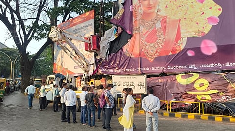  ಬೆಳಗಾವಿ ನಗರದ ಚನ್ನಮ್ಮ ವೃತ್ತದಲ್ಲಿ ಬುಧವಾರ ಅನಧಿಕೃತ ಜಾಹಿರಾತು ಫಲಕಗಳನ್ನು ಪಾಲಿಕೆ ಸಿಬ್ಬಂದಿ ತೆರವುಗೊಳಿಸಿದರು.