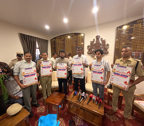 ಬೆಳಗಾವಿ ಜಿಲ್ಲಾಧಿಕಾರಿ ಕಚೇರಿ ಸಭಾಂಗಣದಲ್ಲಿ ಸಚಿವ ಸತೀಶ ಜಾರಕಿಹೊಳಿ ರಕ್ತದಾನ ಶಿಬಿರದ ಪ್ರಚಾರ ಸಾಮಗ್ರಿ ಬಿಡುಗಡೆ ಮಾಡಿದರು. ಮೊಹಮ್ಮದ್ ರೋಷನ್, ರಾಹುಲ ಶಿಂಧೆ, ಭೂಷಣ ಬೋರಸೆ, ಕೆ.ರಾಮರಾಜನ್ ಇತರರಿದ್ದರು.