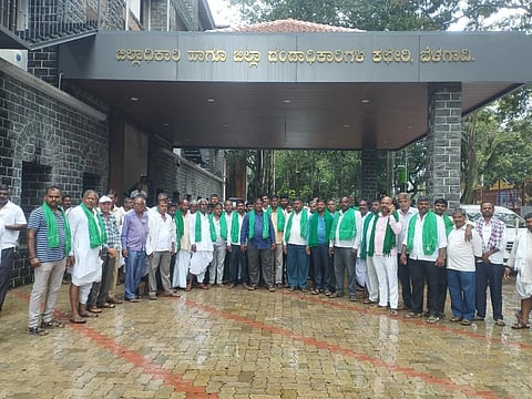  ಬೆಳಗಾವಿ ನಗರದ ಜಿಲ್ಲಾಧಿಕಾರಿ ಕಚೇರಿ ಆವರಣದಲ್ಲಿ ಬುಧವಾರ ಸವದತ್ತಿ ತಾಲೂಕಿನ ರೈತರು ಪ್ರತಿಭಟನೆ ನಡೆಸಿದರು. ಎಂ.ಎಂ.ಹಾವೇರಿ, ಬಿ.ಬಿ.ಚಕರಡ್ಡಿ ಇತರರಿದ್ದರು.