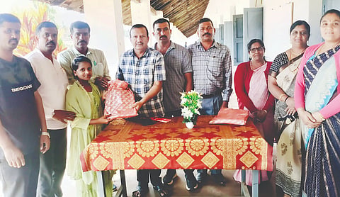  ಕೊಡ್ಲಿಪೇಟೆ ಪದವಿ ಪೂರ್ವ ಕಾಲೇಜು ಪ್ರೌಢಶಾಲಾ ವಿಭಾಗದ ವಿದ್ಯಾರ್ಥಿಗಳಿಗೆ ಉಚಿತ ಸಮವಸ ವಿತರಿಸಲಾಯಿತು. ಬಿ.ಕೆ.ಯತೀಶ್, ಚಂದ್ರಶೇಖರ್ ಅಡ್ಮನಿ,  ಎಂ.ಪಿ.ಶಿವಕುಮಾರಿ, ಬಿ.ವಿ.ಸುಮಾ, ಯು.ಡಿ. ಮಂಜುನಾಥ್ ಮತ್ತಿತರರು ಇದ್ದರು.