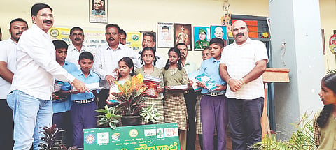 ಕುಶಾಲನಗರ ಸಮೀಪದ ಕೂಡುಮಂಗಳೂರು ಸರ್ಕಾರಿ ಪ್ರೌಢಶಾಲೆಯಲ್ಲಿ ದಾನಿ ಹರಪಳ್ಳಿ ರವೀಂದ್ರ ಮಕ್ಕಳಿಗೆ ಉಚಿತ ನೋಟ್‌ಬುಕ್ ವಿತರಿಸಿದರು. ಟಿ.ಜಿ. ಪ್ರೇಮಕುಮಾರ್, ಗೋಪಾಲಕೃಷ್ಣ, ಎಂ.ಟಿ.ದಯಾನಂದ ಪ್ರಕಾಶ್, ಸುಜಾತಾ, ಗೀತಾ ರಮ್ಯಾ, ಸೌಮ್ಯಾ, ರೇಖಾ ಇತರರಿದ್ದರು.
