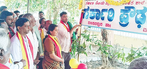 ಮೇಲುಕೋಟೆಯ ಸರ್ಕಾರಿ ಹಿರಿಯ ಪ್ರಾಥಮಿಕ ಬಾಲಕರ ಶಾಲೆಯಲ್ಲಿ ಶಾಸಕ ದರ್ಶನ್ ಪುಟ್ಟಣ್ಣಯ್ಯ ನೂತನವಾಗಿ ಆರಂಭವಾದ ಸರ್ಕಾರಿ ಪ್ರೌಢಶಾಲೆ ನಾಮಫಲಕ ಅನಾವರಣ ಮಾಡಿದರು. ಗ್ರಾಪಂ ಅಧ್ಯಕ್ಷೆ ಭವಾನಿ ಹರಿಧರ್ ಬಿಇಒ ಧರ್ಮಶೆಟ್ಟಿ ಇದ್ದರು.