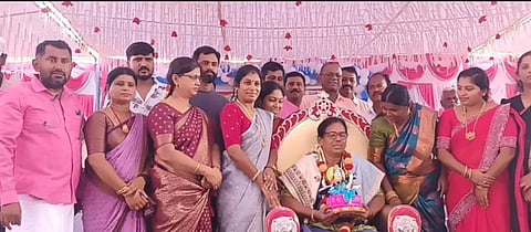 ಮಳವಳ್ಳಿ ತಾಲೂಕಿನ ಹೊಸಹಳ್ಳಿ ಸರ್ಕಾರಿ ಪ್ರೌಢಶಾಲೆಯಲ್ಲಿ ಆಯೋಜಿಸಿದ್ದ  ಬಿಳ್ಕೊಡುಗೆ ಸಮಾರಂಭದಲ್ಲಿ ವರ್ಗಾವಣೆಗೊಂಡಿದ್ದ ಶಾಲೆ ಮುಖ್ಯ ಶಿಕ್ಷಕಿ ಬಿ.ಪ್ರತಿಭಾ ಅವರನ್ನು ಶಾಲಾಭಿವೃದ್ಧಿ ಸಮಿತಿ ಮತ್ತು ಹಿರಿಯ ವಿದ್ಯಾರ್ಥಿಗಳ ಸಂಘದ ವತಿಯಿಂದ ಅಭಿನಂದಿಸಲಾಯಿತು. ಬಿಇಒ ಉಮಾ, ಶ್ರೀನಿವಾಸ್, ಪುಟ್ಟರಾಜು, ರವಿಕುಮಾರ್, ಮಂಜುನಾಥ್, ತಿಮ್ಮೇಗಗೌಡ ಇತರರಿದ್ದರು. 
