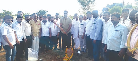 ಅಕ್ಕಿಸಾಗರ ಗ್ರಾಮದಲ್ಲಿ ನೆಲಮಟ್ಟದ ಜಲ ಸಂಗ್ರಹಾಲಯ ನಿರ್ಮಾಣ ಕಾಮಗಾರಿಗೆ ಶಾಸಕ ವಿಶ್ವಾಸ ವೈದ್ಯ ಭೂಮಿಪೂಜೆ ನೆರವೇರಿಸಿದರು. ಅಶೋಕ ಕುಡಚಿ, ಶಂಕರ ಇಟ್ನಾಳ, ನೀಲಕಂಠ ಶಿದಬಸನ್ನವರ, ಪ್ರೇಮ ರಾಠೋಡ ಇತರರಿದ್ದರು.