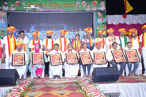 ಮುರಗೋಡದಲ್ಲಿ ಹಮ್ಮಿಕೊಂಡಿದ್ದ ಕಾರ್ಯಕ್ರಮದಲ್ಲಿ ಸಾಧಕರನ್ನು ಸನ್ಮಾನಿಸಲಾಯಿತು. ದೀಪಕ ಗುಡಗನಟ್ಟಿ, ಮಹಾಂತೇಶ ದಾಡಿಗುಂಡಿ, ಭೀಮಶಿ ಕಿವಡಿ, ಸಂಗಪ್ಪ ಬೆಳಗಾವಿ, ರಾಜು ಕಲಾಲ, ಸುರೇಶ ಗವನ್ನವರ ಇತರರಿದ್ದರು.