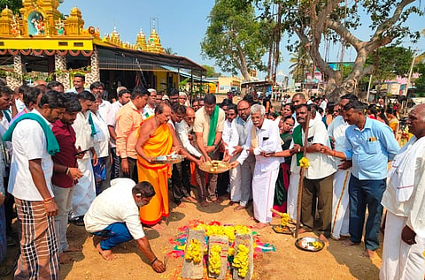 ಪಾಂಡವಪುರ ತಾಲೂಕಿನ ಡಿಂಕಾ ಗ್ರಾಮದ ಡಿಂಕದಮ್ಮ ದೇವಸ್ಥಾನದ ಮರು ನಿರ್ಮಾಣ ಕಾಮಗಾರಿಗೆ ಶಾಸಕ ದರ್ಶನ್‌ಪುಟ್ಟಣ್ಣಯ್ಯ ಚಾಲನೆ ನೀಡಿದರು. ತಹಸೀಲ್ದಾರ್ ಬಸವರೆಡ್ಡಪ್ಪ ರೋಣದ,  ಇಂಜಿನಿಯರ್ ಜಯಪ್ರಕಾಶ್, ಪಿಡಿಒ ಸ್ವಾಮೀಗೌಡ, ರೈತಸಂಘದ ಅಧ್ಯಕ್ಷ ಮಂಜುನಾಥ್, ಮಾಜಿ ಅಧ್ಯಕ್ಷ ನಾಗರಾಜು, ರೂಪಾ ಇತರರು ಇದ್ದರು. 