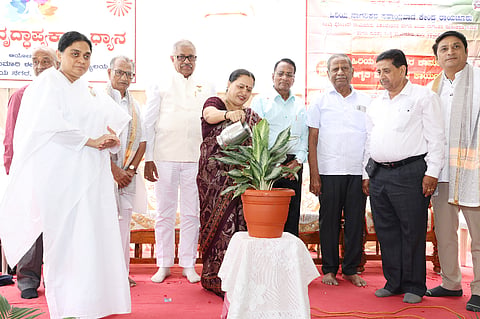 ರಾಯಚೂರಿನ ಪ್ರಜಾಪಿತ ಬ್ರಹ್ಮಕುಮಾರಿ ಈಶ್ವರೀಯ ವಿಶ್ವವಿದ್ಯಾಲಯದ ಸಭಾಂಗಣದಲ್ಲಿ ಸೋಮವಾರ ಬ್ರಹ್ಮಕುಮಾರಿ ಈಶ್ವರೀಯ ವಿಶ್ವವಿದ್ಯಾಲಯ ವತಿಯಿಂದ ಹಮ್ಮಿಕೊಳ್ಳಲಾಗಿದ್ದ  ಸಂತೃಪ್ತ ವೃದ್ಧಾಪ್ಯಕ್ಕಾಗಿ ಧ್ಯಾನ ಹಾಗೂ ಹಿರಿಯ ನಾಗರಿಕರಿಗೆ ಕಾನೂನು ಜಾಗೃತಿ ಕಾರ್ಯಕ್ರಮವನ್ನು ಹಿರಿಯ ನಾಗರಿಕರ ಸಬಲೀಕರಣ ಇಲಾಖೆಯ ಅಧಿಕಾರಿ ಸರಸ್ವತಿ ಉದ್ಘಾಟಿಸಿದರು. ಸಹಾಯವಾಣಿ ಕೇಂದ್ರದ ಮುಖ್ಯಸ್ಥ ಪವನ್ ಕಿಶೋರ ಪಾಟೀಲ್, ಬ್ರಹ್ಮಕುಮಾರಿ ಈಶ್ವರೀಯ ವಿಶ್ವವಿದ್ಯಾಲಯದ ಮುಖ್ಯಸ್ಥೆ ಸ್ಮಿತಾ ಅಕ್ಕ,   ಕರ್ನಾಟಕ ಹಿರಿಯ ನಾಗರಿಕರ ಸಂಘದ ರಾಜ್ಯಾಧ್ಯಕ್ಷ ಎ.ವೈ. ಬೆಂಡಿಗೇರಿ, ಅಖಿಲ ಭಾರತ ಹಿರಿಯ ನಾಗರಿಕರ ಮಹಾ ಸಂಘದ ರಾಷ್ಟ್ರೀಯ ಉಪಾಧ್ಯಕ್ಷ ಎಂ.ವಿ.ಹಿರೆಮಠ, ಪ್ರಮುಖರಾದ ಮಲ್ಲಪ್ಪ ಮದಕವಿ, ಬಸವರಾಜ, ಮಹಾದೇವಪ್ಪ ಏಗನೂರು, ವೀರಭದ್ರಪ್ಪ ಇದ್ದರು.