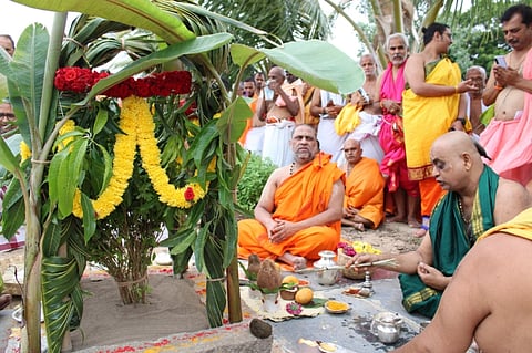 ಆಷಾಢ ಶುದ್ಧ ಪೂರ್ಣಿಮೆಯ ನಿಮಿತ್ತ ಮಂತ್ರಾಲಯದ ಶ್ರೀ ರಾಘವೇಂದ್ರ ಸ್ವಾಮಿಗಳ ಮಠದಲ್ಲಿ ಬುಧವಾರ ಶ್ರೀಮಠದ ಪೀಠಾಧಿಪತಿ ಶ್ರೀ ಸುಬುಧೇಂದ್ರ ತೀರ್ಥರ ಸಾನಿಧ್ಯದಲ್ಲಿ ಮೃತ್ತಿಕಾ ಸಂಗ್ರಹಣ ಮಹೋತ್ಸವ ನಡೆಯಿತು.