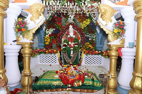 ರಾಯಚೂರಿನ ಸಾಯಿ ಧ್ಯಾನಮಂದಿರದಲ್ಲಿ ಗುರು ಪೂರ್ಣಿಮೆ ನಿಮಿತ್ತ ಬುಧವಾರ ಸಾಯಿಬಾಬ ದೇವರಿಗೆ ವಿಶೇಷ ಅಲಂಕಾರ ಮಾಡಿರುವುದು.