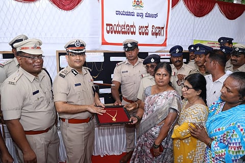 ಕಳೆದ ಒಂದುವರೆ ವರ್ಷದಲ್ಲಿ ವಿವಿಧ ಕಳವು ಪ್ರಕರಣದಲ್ಲಿ ಕಳೆದುಕೊಂಡ ವಸ್ತುಗಳನ್ನು ಐಜಿಪಿ ಡಾ.ಹರ್ಷ ಪಿಎಸ್. ಮಾಲೀಕರಿಗೆ ಹಸ್ತಾಂತರ ಮಾಡಿದರು. ಎಸ್ಪಿ ಅರುಣಾಂಗ್ಶು ಗಿರಿ, ಎಎಸ್ಪಿ  ಜಿ.ಹರೀಶ್, ಡಿವೈಎಸ್ಪಿಗಳಾದ ಈ.ಶಾಂತವೀರ, ಚಂದ್ರಶೇಖರ, ದತ್ತಾತ್ರೆಯ ಕಾರ್ನಾಡ್ ಇದ್ದರು.