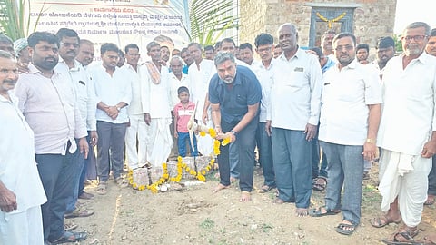 ಸತ್ತಿಗೇರಿ ಗ್ರಾಮದಲ್ಲಿ 30 ಲಕ್ಷ ರೂ. ವೆಚ್ಚದ ಮೇಲ್ಮಟ್ಟದ ಜಲ ಸಂಗ್ರಹಾಲಯ ನಿರ್ಮಾಣ ಕಾಮಗಾರಿಗೆ ಶಾಸಕ ವಿಶ್ವಾಸ ವೈದ್ಯ ಭೂಮಿಪೂಜೆ ನೆರವೇರಿಸಿದರು. ಪ್ರಕಾಶ ವಾಲಿ, ನೀಲಕಂಠ ಸಿದ್ದಬಸನ್ನವರ ಇತರರಿದ್ದರು.