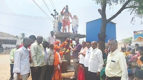 ಚಿಕ್ಕುಂಬಿ ಗ್ರಾಮದಲ್ಲಿ ಮಹರ್ಷಿ ಭಗೀರಥ ವೃತ್ತದಲ್ಲಿ ಶಾಸಕ ವಿಶ್ವಾಸ ವೈದ್ಯ ಪೂಜೆ ಸಲ್ಲಿಸುವುದರ ಮೂಲಕ ಮೂರ್ತಿ ಪ್ರತಿಷ್ಠಾಪನೆ ಮಾಡಿದರು. ಅಭಿನವ ನಾಗಲಿಂಗ ಸ್ವಾಮೀಜಿ, ಮಾರುತಿ ಉಪ್ಪಾರ, ಪಂಚಲಿಂಗಪ್ಪ ತೊರಗಲ್ ಇತರರಿದ್ದರು.