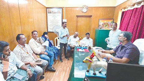 ಸವದತ್ತಿಯಲ್ಲಿ ಹಮ್ಮಿಕೊಂಡಿದ್ದ ಸಭೆಯಲ್ಲಿ ಶಾಸಕ ವಿಶ್ವಾಸ ವೈದ್ಯ ಮಾತನಾಡಿದರು. ಸಂಗನಬಸಯ್ಯ ಗದ್ದಗಿಮಠ ಇತರರಿದ್ದರು.