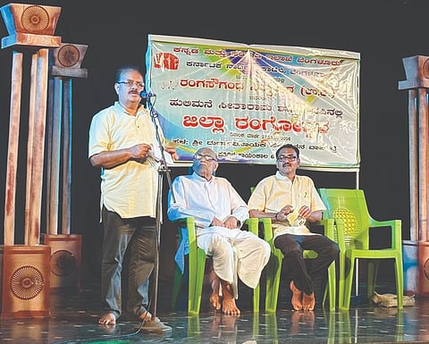 ಸಿದ್ದಾಪುರ ತಾಲೂಕಿನ ವಾಜಗದ್ದೆಯ ದುರ್ಗಾವಿನಾಯಕ ದೇವಸ್ಥಾನದ ಸಭಾಭವನದಲ್ಲಿ ನಡೆಯುತ್ತಿರುವ ಜಿಲ್ಲಾ ರಂಗೋತ್ಸವದಲ್ಲಿ ಕಿರಣ ಭಟ್ಟ ಮಾತನಾಡಿದರು. ಗೋಪಾಲ ಹೆಗಡೆ, ಗಣಪತಿ ಹೆಗಡೆ ಹುಲಿಮನೆ ಉಪಸ್ಥಿತರಿದ್ದರು.