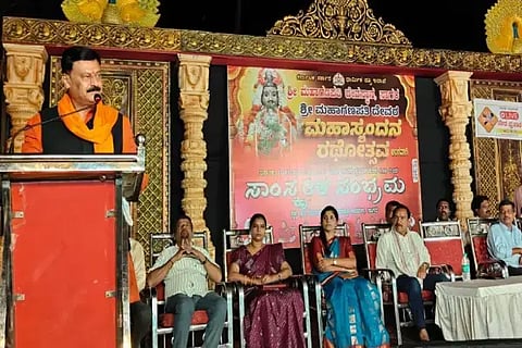 ಸಾಗರದ ಶ್ರೀ ಮಹಾಗಣಪತಿ ಜಾತ್ರೆ ಸಾಂಸ್ಕೃತಿಕ ಕಾರ್ಯಕ್ರಮದ ಸಮಾರೋಪ ಸಮಾರಂಭದಲ್ಲಿ ಶಾಸಕ ಗೋಪಾಲಕೃಷ್ಣ ಬೇಳೂರು ಮಾತನಾಡಿದರು. ಟಿ.ವಿ.ಪಾಂಡುರಂಗ, ಐ.ವಿ.ಹೆಗಡೆ, ಮಧುಮಾಲತಿ ಇತರರಿದ್ದರು.
