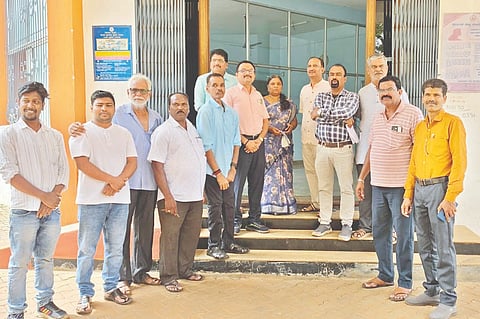 ಶಿವಮೊಗ್ಗದಲ್ಲಿ ಹೈಕೋರ್ಟ್​ ಸಂಚಾರಿ ಪೀಠ ಸ್ಥಾಪಿಸುವಂತೆ ಆಗ್ರಹಿಸಿ ಕಾರ್ಯನಿರತ ಪತ್ರಕರ್ತರ ಸಂದ ಸಾಗರ ಶಾಖೆ ಪದಾಧಿಕಾರಿಗಳು ಎಸಿ ಕಚೇರಿಗೆ ಮನವಿ ಸಲ್ಲಿಸಿದರು. ಮಹೇಶ್​ ಹೆಗಡೆ, ಎಂ.ಜಿ.ರಾವನ್​, ದೀಪಕ್​ ಸಾಗರ್​ ಇತರರಿದ್ದರು.