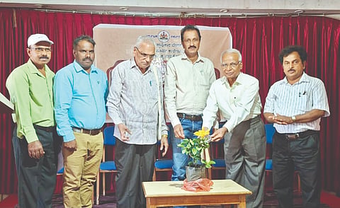 ಸಾಗರದಲ್ಲಿ ಆಯೋಜಿಸಿದ್ದ ಸಾಹಿತ್ಯದ ಭಾಷೆ ಉಪನ್ಯಾಸ ಕಾರ್ಯಕ್ರಮಕ್ಕೆ ಸಾಹಿತಿ ಲಕ್ಷ್ಮಣ್ ಕೊಡಸೆ ಚಾಲನೆ ನೀಡಿದರು. ಡಾ. ಜಿ.ಎಸ್.ಭಟ್, ಡಾ. ರ್ಸ್ರಾಜ್ ಚಂದ್ರಗುತ್ತಿ, ಕೆ.ಸಿ.ಸತ್ಯನಾರಾಯಣ   ಮುಂತಾದವರಿದ್ದರು.