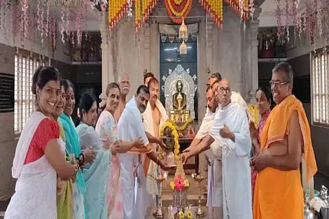 ಸಾಗರದ  ಶ್ರೀ ಆದಿನಾಥ ಮಂದಿರದಲ್ಲಿ ಆಯೋಜಿಸಿದ್ದ ಗುರುಪೂರ್ಣಿಮೆ ಕಾರ್ಯಕ್ರಮದಲ್ಲಿ ಅಶೋಕ ಇಂದ್ರ, ಎಸ್.ವಿ.ಹಿತಕರ ಜೈನ್, ಗಜೇಂದ್ರ ಜೈನ್, ಶ್ರುತಿ ಜೈನ್, ಸುನಂದಾ ಜೈನ್ ಇತರರಿದ್ದರು.