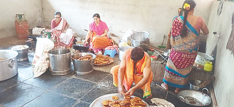 ಶಿರಸಿ ತಾಲೂಕು ಮಂಜುಗುಣಿಯಲ್ಲಿ ಏ. 2ರಂದು ನಡೆಯಲಿರುವ ರಥೋತ್ಸವದಲ್ಲಿ ಭಕ್ತರಿಗೆ ನೀಡುವ ಸಲುವಾಗಿ ಅತ್ರಾಸ ಸಿದ್ಧಪಡಿಸುತ್ತಿರುವುದು.