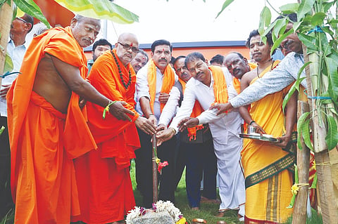 ಶಿಕಾರಿಪುರದಲ್ಲಿ ಛತ್ರಪತಿ ಶಿವಾಜಿ ಪುತ್ಥಳಿ ನಿರ್ಮಾಣಕ್ಕೆ ಶಾಸಕ ಬಿ.ವೈ.ವಿಜಯೇಂದ್ರ ಭೂಮಿಪೂಜೆ ನೆರವೇರಿಸಿದರು. ಶ್ರೀ ದಯಾನಂದಗಿರಿ ಸ್ವಾಮೀಜಿ, ಶ್ರೀ ಮಂಜುನಾಥ ಭಾರತೀ ಸ್ವಾಮೀಜಿ, ಕೆ.ಎಸ್​.ಗುರುಮೂರ್ತಿ, ಗುರುರಾಜ್​ ಜಗತಾಪ್​, ದೇವರಾಜ್​ ಸಿಂಧೆ ಇತರರಿದ್ದರು.