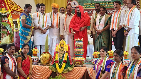 ಸೊರಬದಲ್ಲಿ ಧರ್ಮಸ್ಥಳ ಗ್ರಾಮಾಭಿವೃದ್ಧಿ ಯೋಜನೆಯಿಂದ ಸಾಮೂಹಿಕ ಸತ್ಯನಾರಾಯಣ ಪೂಜೆಯ ಸಭಾ ಕಾರ್ಯಕ್ರಮದಲ್ಲಿ ಶ್ರೀ ನಬಸವ ಅಮರೇಶ್ವರ ಶಿವಾಚಾರ್ಯ ಸ್ವಾಮೀಜಿ, ಮಂಜುಳಾ ಹೆಗಡಾಳ್​, ಎಂ.ದಿನೇಶ್​, ಮಧುರಾಯ್​ ಶೇಟ್​, ಕಾಳಿಂಗರಾಜ್​ ಇತರರಿದ್ದರು.