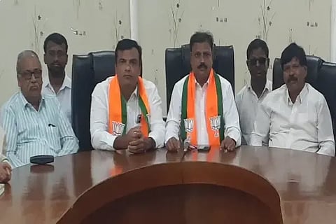 ಸೊರಬದಲ್ಲಿ ಆಯೋಜಿಸಿದ್ದ ಎಸ್‌ಐಆರ್, ಬಿಜೆಪಿ ಮಂಡಲ ಪ್ರಮುಖರ ಸಭೆಯಲ್ಲಿ ಡಾ. ಜ್ಞಾನೇಶ್, ಪ್ರಕಾಶ್ ಅಗಸನಹಳ್ಳಿ, ರಾಜು, ಮಲ್ಲಿಕಾರ್ಜುನ ದ್ವಾರಳ್ಳಿ ಇದ್ದರು.
