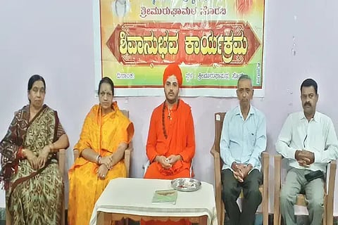 ಸೊರಬದ ಮುರುಘಾ ಮಠದಲ್ಲಿ ಕಾರ ಹುಣ್ಣಿಮೆ ಅಂಗವಾಗಿ ಏರ್ಪಡಿಸಿದ್ದ ಶಿವಾನುಭವ ಕಾರ್ಯಕ್ರಮದಲ್ಲಿ ಶ್ರೀ ಕುಮಾರ ಕೆಂಪಿನ ಸಿದ್ಧವೃಷಭೇಂದ್ರ ಸ್ವಾಮೀಜಿ ಮಾತನಾಡಿದರು. ರೇಖಾ ಜಗದೀಶ್, ರೇಣುಕಮ್ಮ ಗೌಳಿ ಇತರರಿದ್ದರು.
